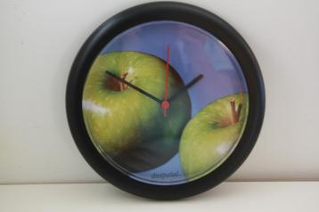 Wandklok rond met decoratie met appels. Nieuw in doos beschikbaar voor biedingen