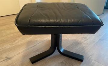 Zwart leren voetenbankje / hocker – comfortabel en stijlvol beschikbaar voor biedingen