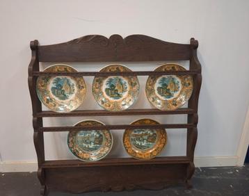 Antiek Bordenrek 1890-1899 + 5 Petrus Regout Borden beschikbaar voor biedingen