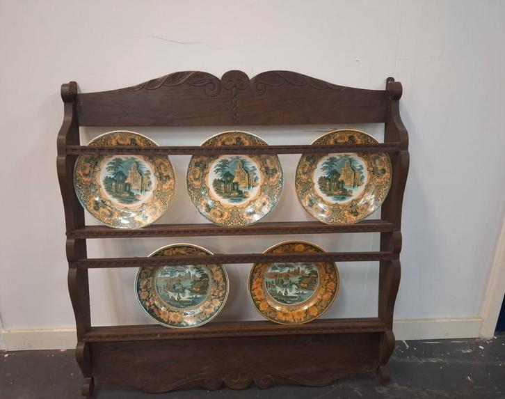 Antiek Bordenrek 1890-1899 + 5 Petrus Regout Borden, Antiek en Kunst, Antiek | Servies los, Ophalen of Verzenden