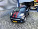 Peugeot 107 1.0 Sportium NAP Dak Airco Elektrische Ramen 1Te, Auto's, Peugeot, Origineel Nederlands, Te koop, Zilver of Grijs