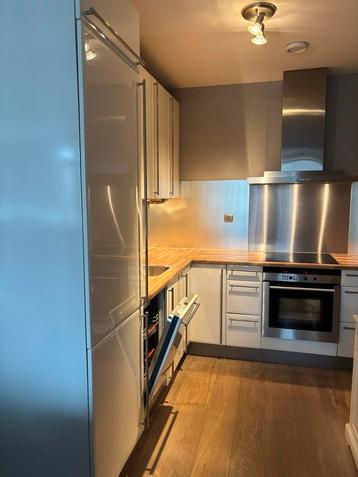Hoogglans Witte Keuken met A merk Apparatuur beschikbaar voor biedingen