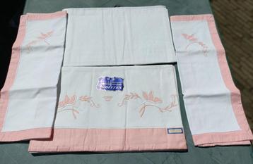 Vintage NIEUW katoen beddengoed roze 2x laken 2x sloop (BG9) beschikbaar voor biedingen