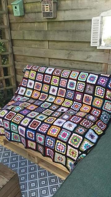 Hand gehaakt patchwork kleed (bijna nieuw) beschikbaar voor biedingen