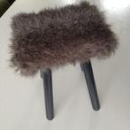Vintage houten krukje met vacht, Ophalen of Verzenden, Zo goed als nieuw, Hout