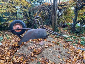 Gratis antiek kruiwagen beschikbaar voor biedingen