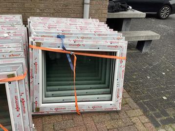 Kunststof kozijn 80 h x 100 br. Draai-kiep raam. Kozijn. beschikbaar voor biedingen