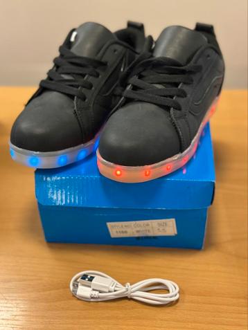 Schoenen mt 33, met lichtjes, nieuw!, USB opl., zwart beschikbaar voor biedingen