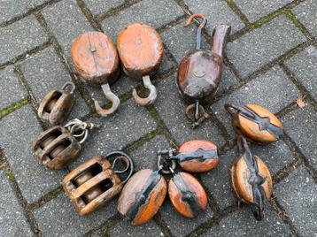 Partij oude houten blokken scheepsbeslag. beschikbaar voor biedingen