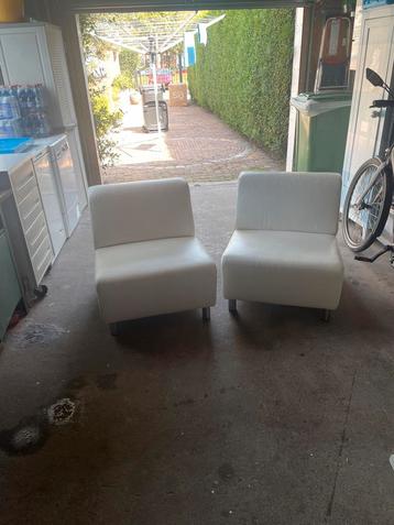 Wit lederen fauteuils beschikbaar voor biedingen