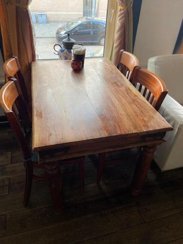 Diverse tafels en stoelen beschikbaar voor biedingen
