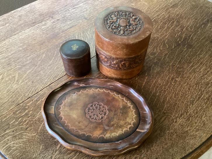 Set.Echt Leder Beklede Sigaren en Sigaretten doos op Plateau, Verzamelen, Rookartikelen, Aanstekers en Luciferdoosjes, Ophalen of Verzenden