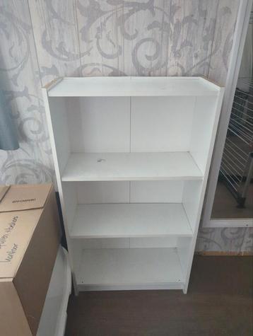 Witte Kastje met Planken beschikbaar voor biedingen