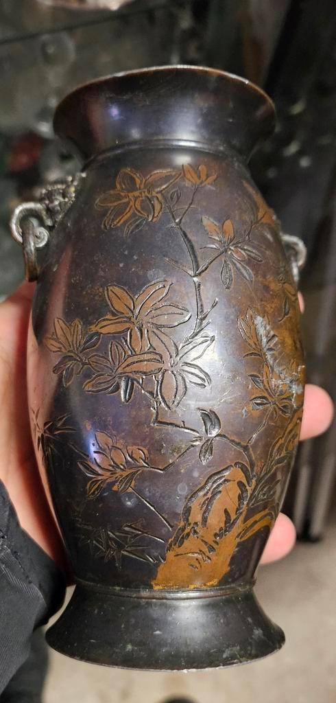 Oude bronzen vaas met bloemmotieven, Antiek en Kunst, Antiek | Vazen, Ophalen of Verzenden