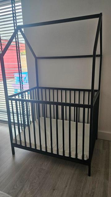 Zwarte box met matras  beschikbaar voor biedingen
