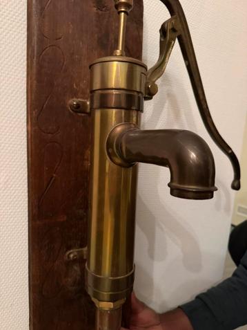 Antieke koperen wandpomp – merk “UNIE” beschikbaar voor biedingen