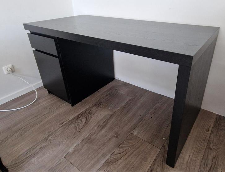 Ikea Malm Bureau, Huis en Inrichting, Bureaus, Zo goed als nieuw, Ophalen