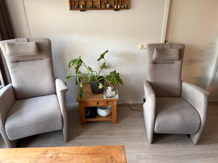 Twee comfortabele sta-op stoelen 4 jaar jong. 500 voor 2 stu, Huis en Inrichting, Fauteuils, Gebruikt, Stof, 50 tot 75 cm, 75 tot 100 cm