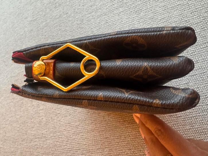 Prachtige LV Tas/Toilet Tas, Sieraden, Tassen en Uiterlijk, Tassen | Damestassen, Gebruikt, Handtas, Bruin, Ophalen of Verzenden