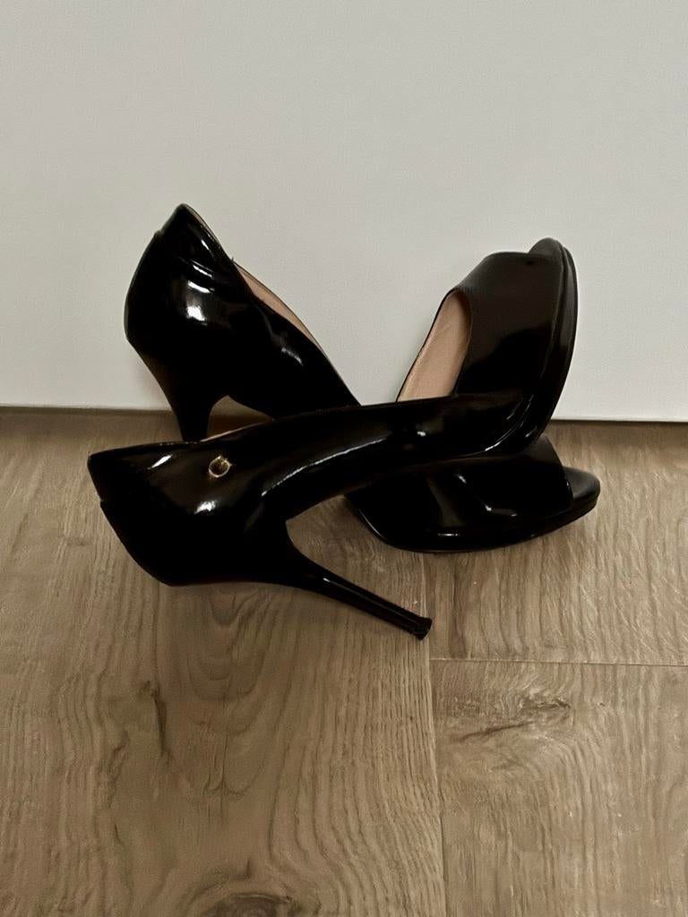 Elegante zwarte pumps met peeptoe van Guess, Ophalen of Verzenden, Zo goed als nieuw, Zwart, Pumps