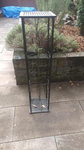 Zwart metalen wijnrek beschikbaar voor biedingen