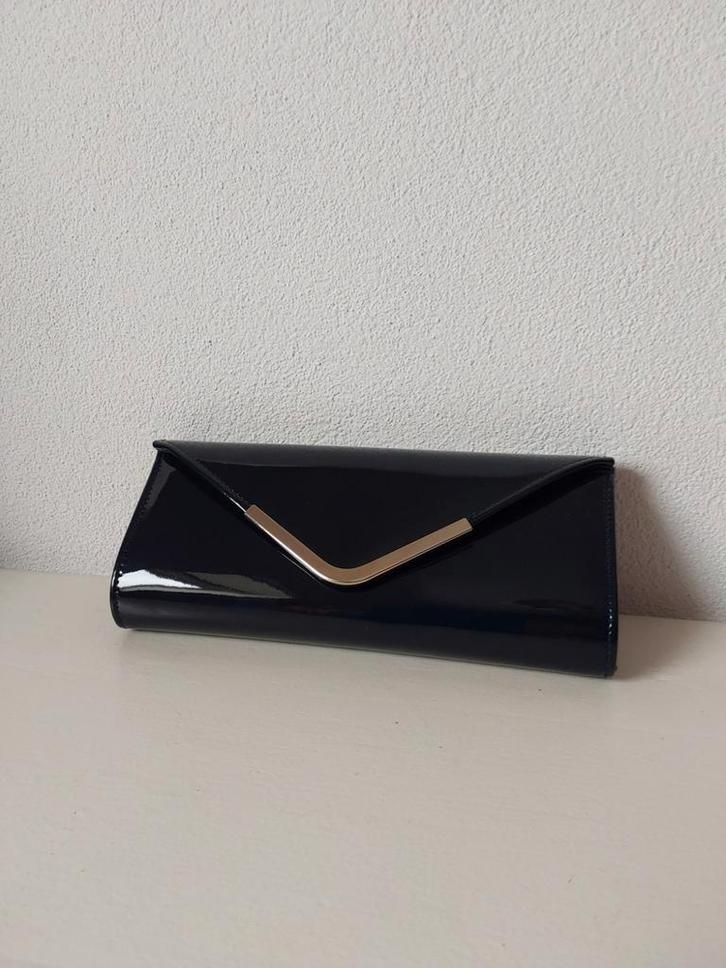 Bulaggi clutch lak donkerblauw met zilverkleurige sluiting, Sieraden, Tassen en Uiterlijk, Tassen | Damestassen, Zo goed als nieuw