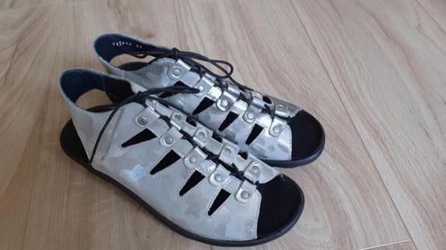 Wolky. Leren sandaal. Zilverkleurig. Mt. 41, Kleding | Dames, Schoenen, Zo goed als nieuw, Sandalen of Muiltjes, Grijs, Ophalen of Verzenden