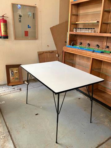 Vintage eettafel / salontafel Elsrijk beschikbaar voor biedingen