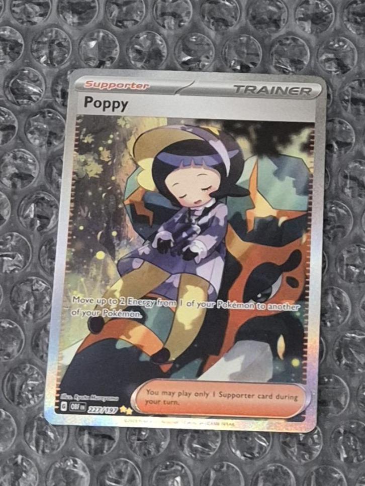 Special Illustration Rare Poppy 227/197 Obsidian Flames, Hobby en Vrije tijd, Verzamelkaartspellen | Pokémon, Zo goed als nieuw