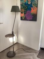 Vloerlamp met geïntegreerd tafeltje met USB aansluiting, Ophalen, Zo goed als nieuw, 150 tot 200 cm