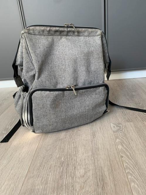 Handige luiertas rugzak (grijs), incl. accessoires, Kinderen en Baby's, Luiertassen, Zo goed als nieuw, Ophalen of Verzenden