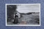 Terschelling. Bij de boerderij (klederdracht), Ophalen of Verzenden, 1940 tot 1960, Gelopen, Gelderland