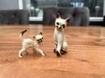 Twee miniatuur porseleinen beeldjes van Siamese katten, Ophalen of Verzenden, Zo goed als nieuw, Dier