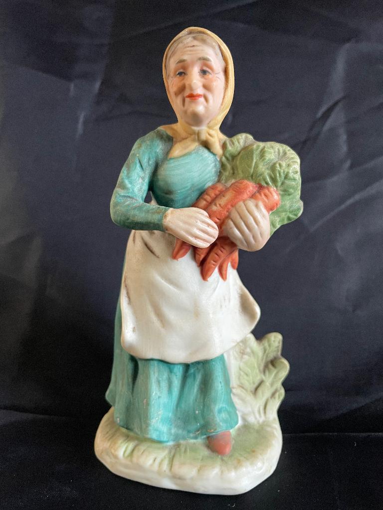 Beeldje oude vrouw met wortels, Verzamelen, Beelden en Beeldjes, Ophalen of Verzenden, Zo goed als nieuw, Mens