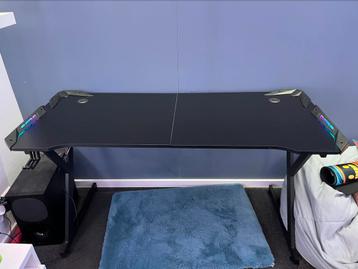 Bureau (computer/gaming) 140x60 cm beschikbaar voor biedingen