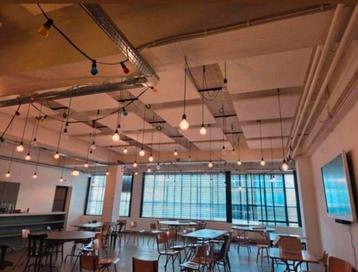 Industriële rails met hanglampen.  beschikbaar voor biedingen