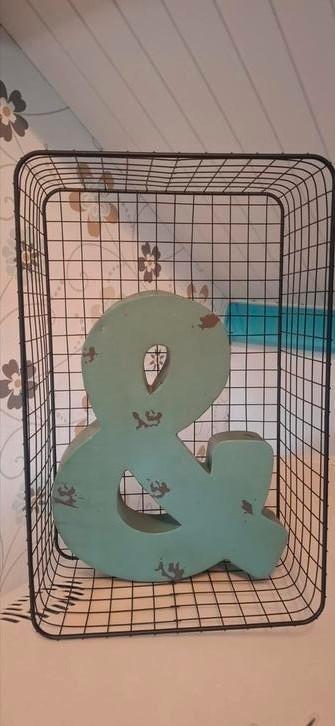 Leuke decoratie mand en teken & beschikbaar voor biedingen
