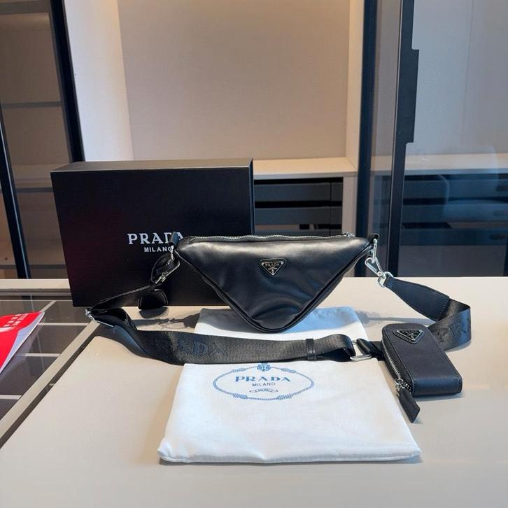 Prada driehoekige tas, Sieraden, Tassen en Uiterlijk, Tassen | Damestassen, Nieuw, Handtas, Zwart, Verzenden