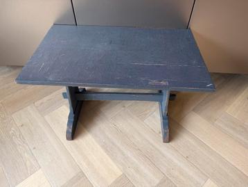 Grijs vintage tafeltje beschikbaar voor biedingen