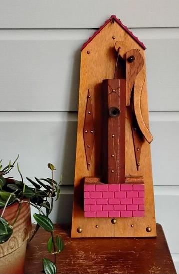Curieuze vintage wanddecoratie: waterpomp met beweegbare hen beschikbaar voor biedingen