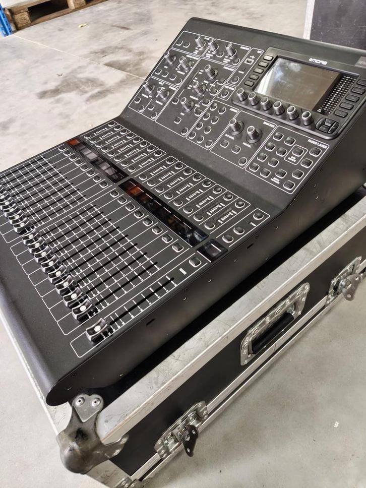 Midas M32R incl. Flightcase - Digitale Mixer, Muziek en Instrumenten, Mengpanelen, Gebruikt, 20 kanalen of meer, Microfooningang