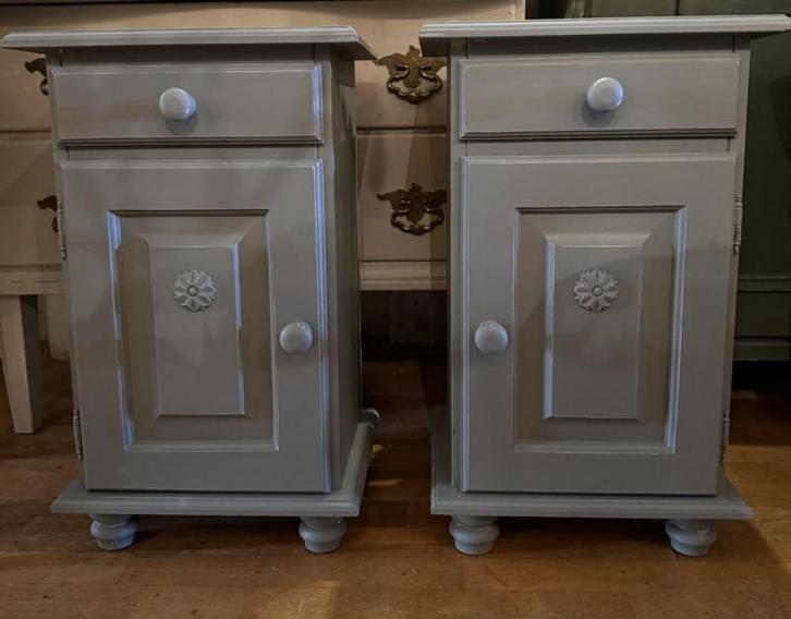 Set brocante nachtkastjes, twee kleine vintage kastjes VdlM, Huis en Inrichting, Slaapkamer | Nachtkastjes, Zo goed als nieuw