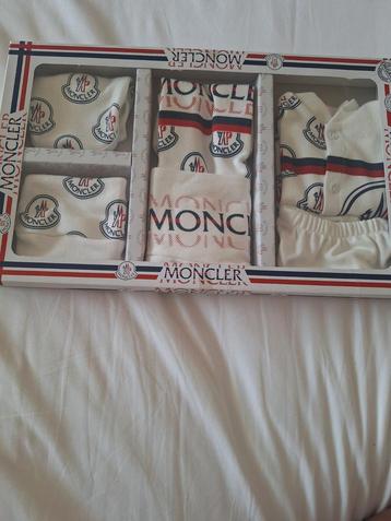Baby kleding MONCLER New born baby
AANBIEDING!! beschikbaar voor biedingen