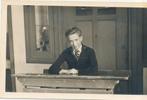 Foto Prentbriefkaart. Onbekende Jongeman achter lessenaar, Gebruikt, Foto, Ophalen of Verzenden, Voor 1940