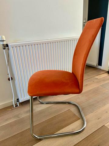 Oranje stoel met chromen frame beschikbaar voor biedingen