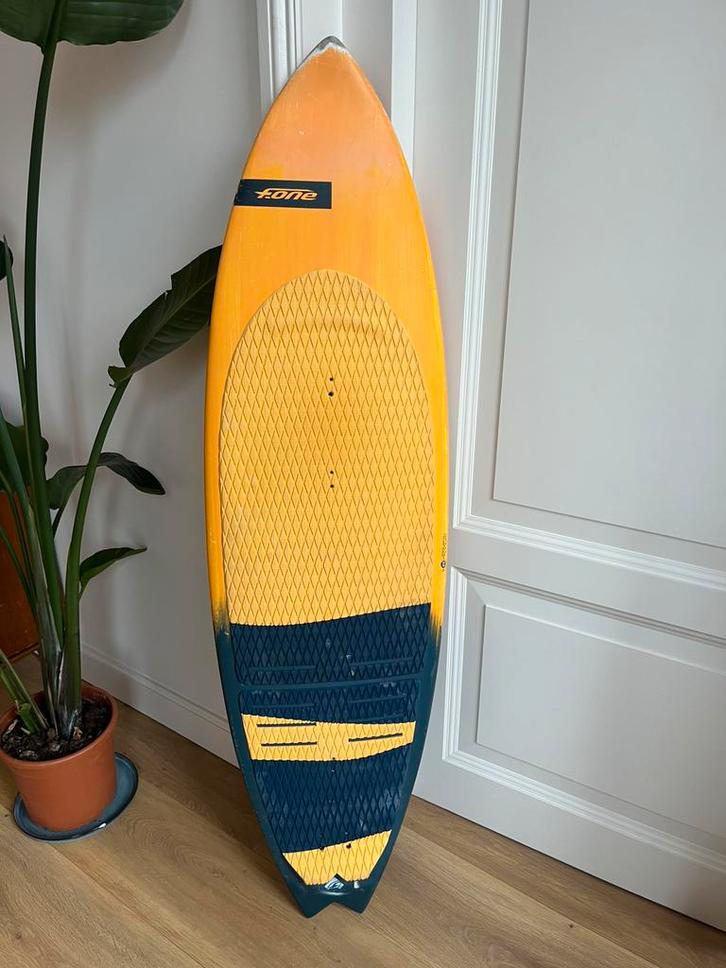 Mitu F-one Pro Flex 5’2 - Kitesurf board, Watersport en Boten, Kitesurfen, Zo goed als nieuw, Twintip, Ophalen of Verzenden
