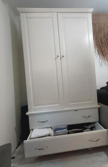 Wit kleding kast beschikbaar voor biedingen