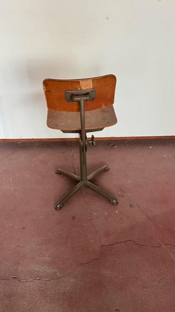 Vintage Houten Werkstoel beschikbaar voor biedingen