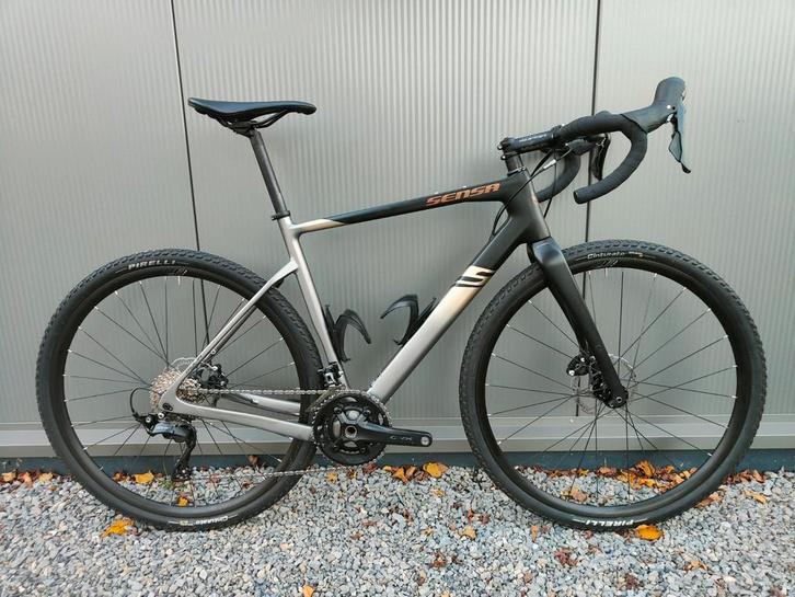 Sensa Giulia Gravel Elite Disc Gravelbike!
Maat M. GRX 2x12s, Fietsen en Brommers, Fietsen | Racefietsen, Zo goed als nieuw, Heren