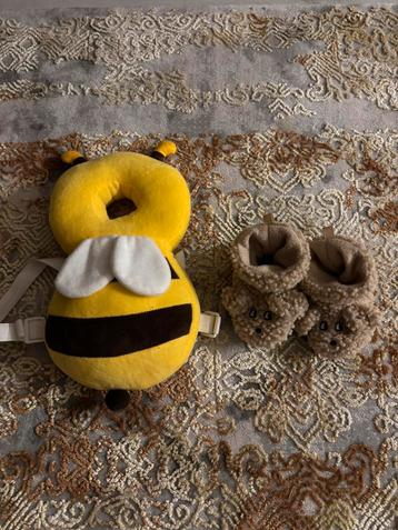 Hoofd beschermer en babyslofjes beschikbaar voor biedingen